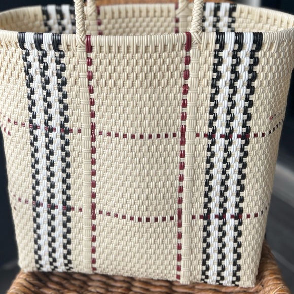 Such a beautiful mix of colors. An elegant and sophisticated way to go out. - Picture 12 of 13